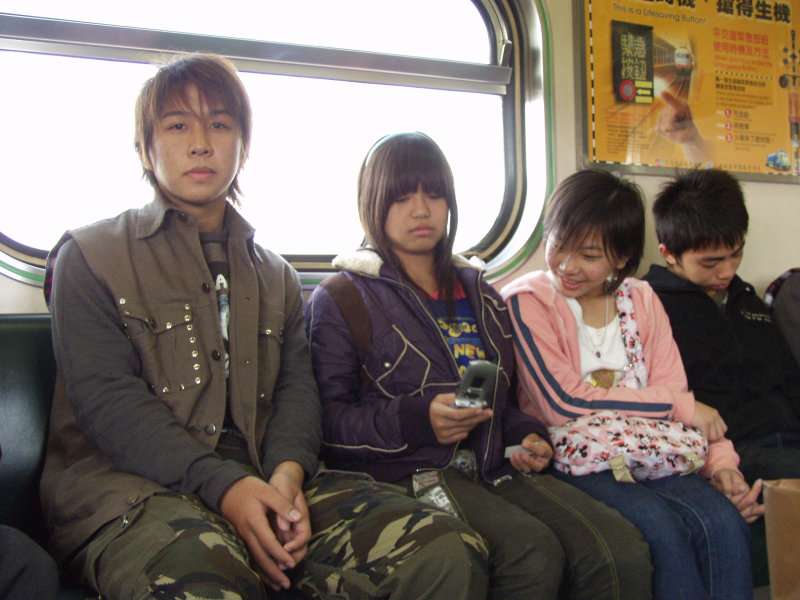 台灣鐵路旅遊攝影電車-區間車交談的旅客2006攝影照片144