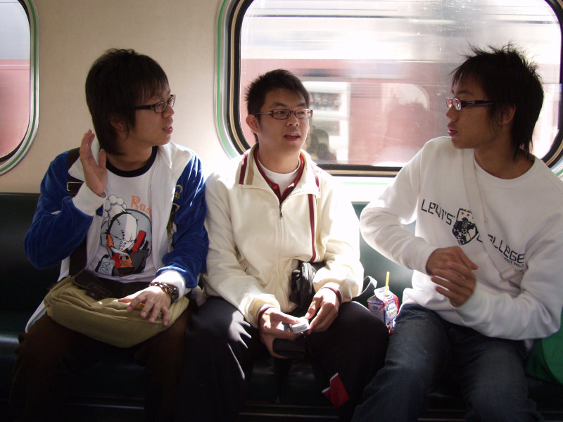 台灣鐵路旅遊攝影電車-區間車交談的旅客2006攝影照片153