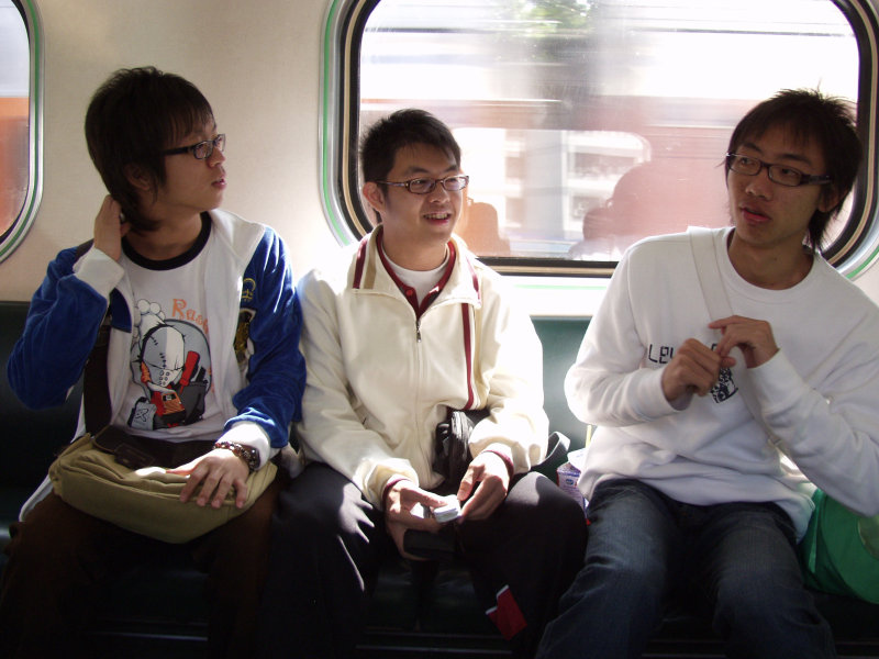 台灣鐵路旅遊攝影電車-區間車交談的旅客2006攝影照片154