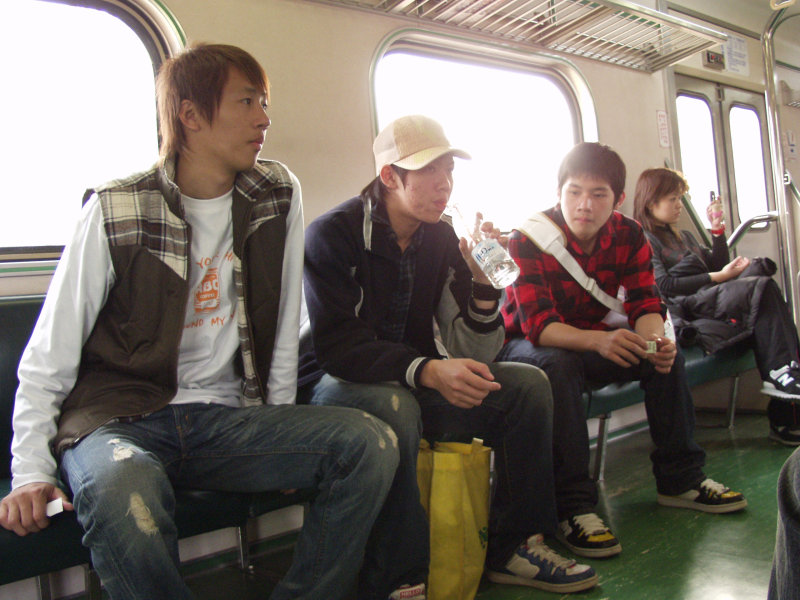 台灣鐵路旅遊攝影電車-區間車交談的旅客2006攝影照片167