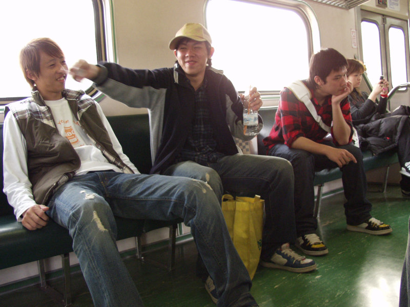 台灣鐵路旅遊攝影電車-區間車交談的旅客2006攝影照片168