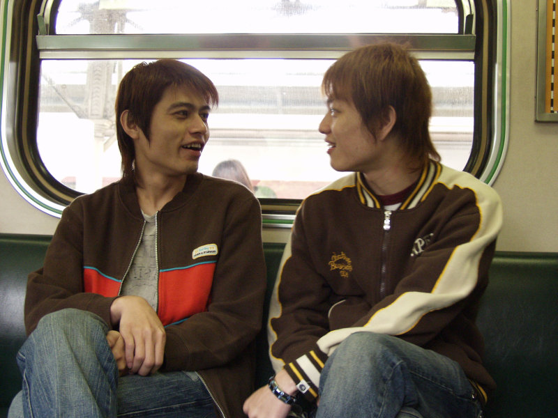 台灣鐵路旅遊攝影電車-區間車交談的旅客2006攝影照片191