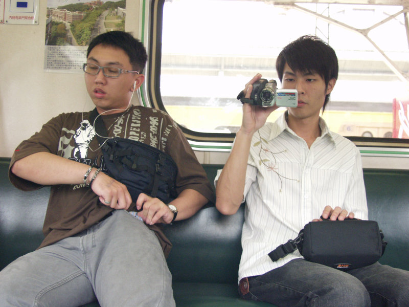 台灣鐵路旅遊攝影電車-區間車交談的旅客2006攝影照片204