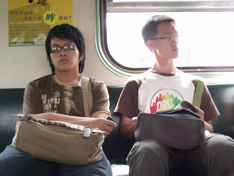 台灣鐵路旅遊攝影電車-區間車交談的旅客2006攝影照片224