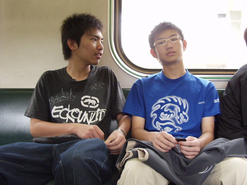 台灣鐵路旅遊攝影電車-區間車交談的旅客2006攝影照片225