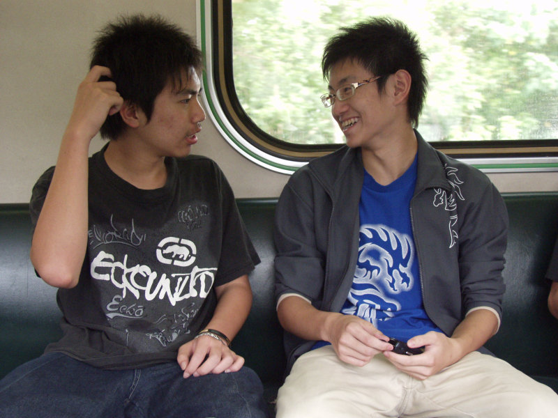 台灣鐵路旅遊攝影電車-區間車交談的旅客2006攝影照片233