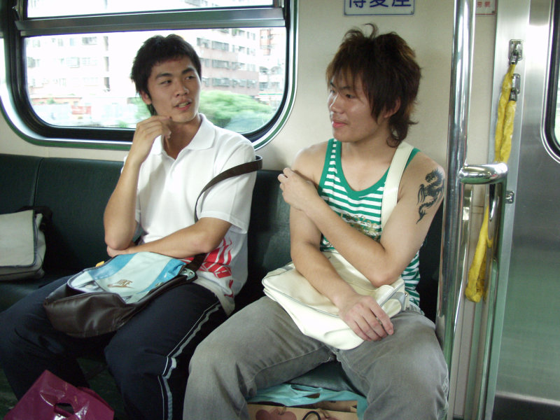 台灣鐵路旅遊攝影電車-區間車交談的旅客2006攝影照片235