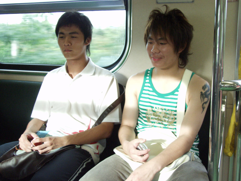 台灣鐵路旅遊攝影電車-區間車交談的旅客2006攝影照片239
