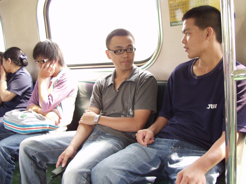 台灣鐵路旅遊攝影電車-區間車交談的旅客2006攝影照片246