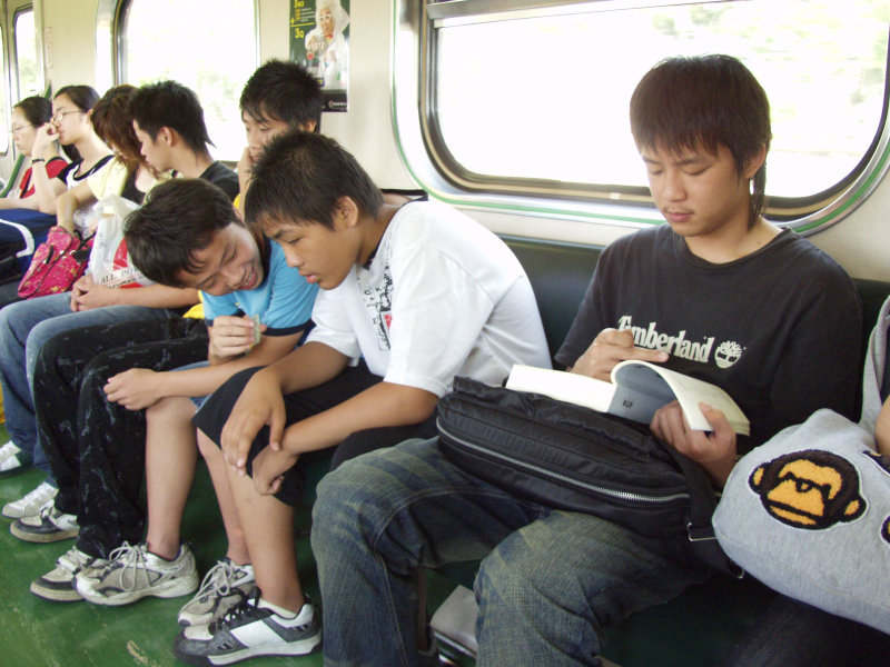 台灣鐵路旅遊攝影電車-區間車交談的旅客2006攝影照片271