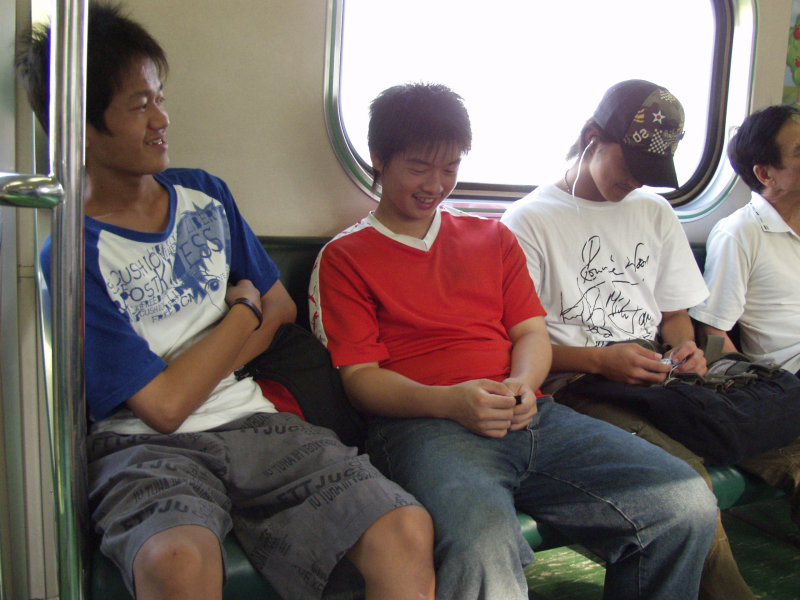 台灣鐵路旅遊攝影電車-區間車交談的旅客2006攝影照片285