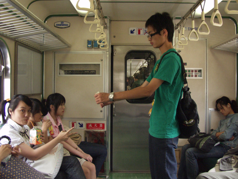 台灣鐵路旅遊攝影電車-區間車交談的旅客2006攝影照片296
