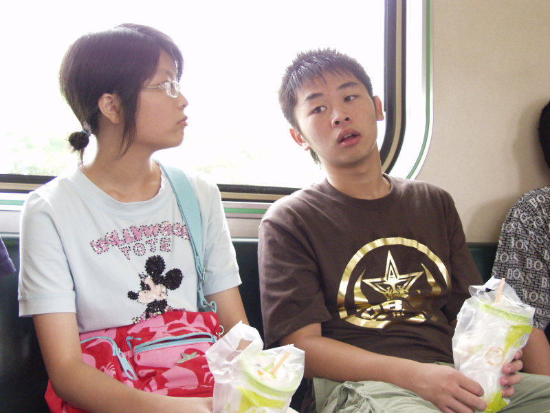 台灣鐵路旅遊攝影電車-區間車交談的旅客2006攝影照片299