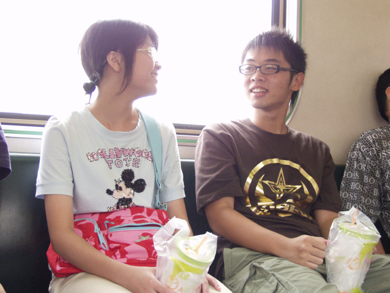 台灣鐵路旅遊攝影電車-區間車交談的旅客2006攝影照片300