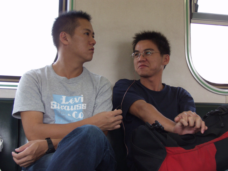 台灣鐵路旅遊攝影電車-區間車交談的旅客2006攝影照片323