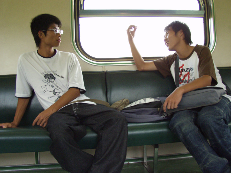 台灣鐵路旅遊攝影電車-區間車交談的旅客2006攝影照片327