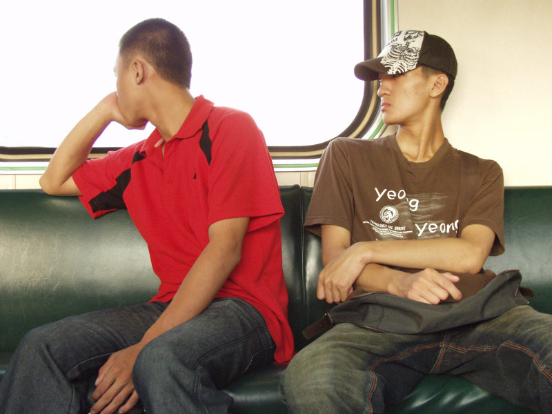 台灣鐵路旅遊攝影電車-區間車交談的旅客2006攝影照片338