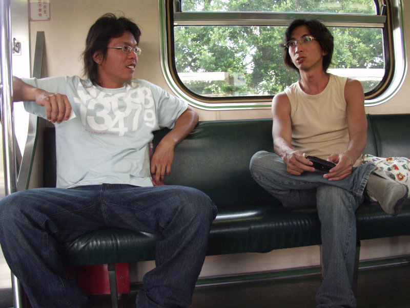 台灣鐵路旅遊攝影電車-區間車交談的旅客2006攝影照片342
