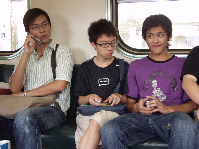 台灣鐵路旅遊攝影電車-區間車交談的旅客2006攝影照片362