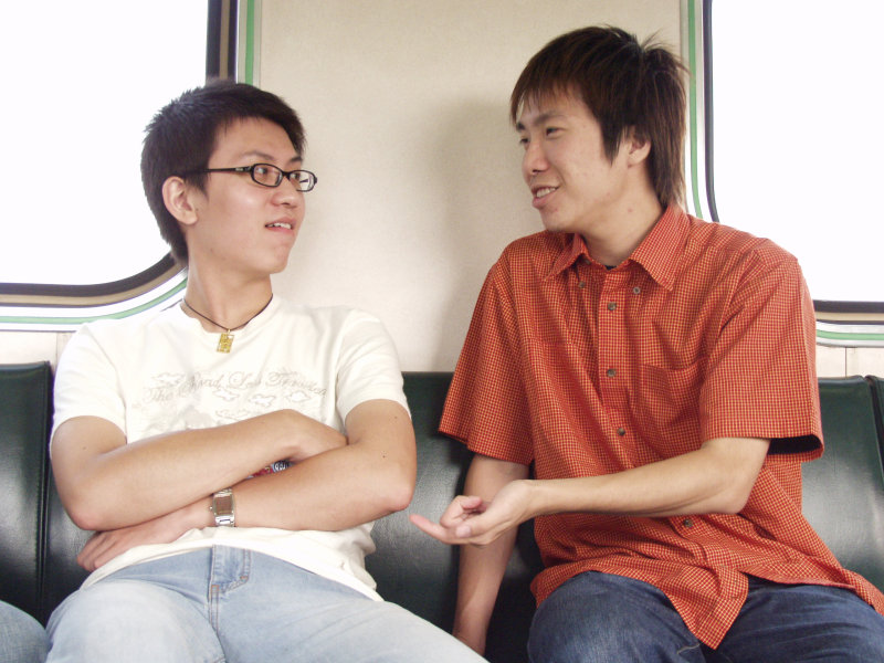 台灣鐵路旅遊攝影電車-區間車交談的旅客2006攝影照片372