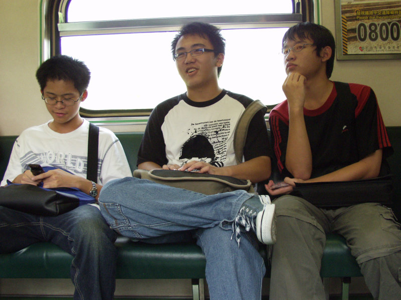 台灣鐵路旅遊攝影電車-區間車交談的旅客2006攝影照片394