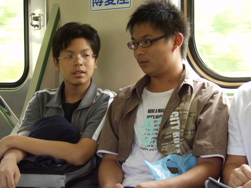 台灣鐵路旅遊攝影電車-區間車交談的旅客2006攝影照片406