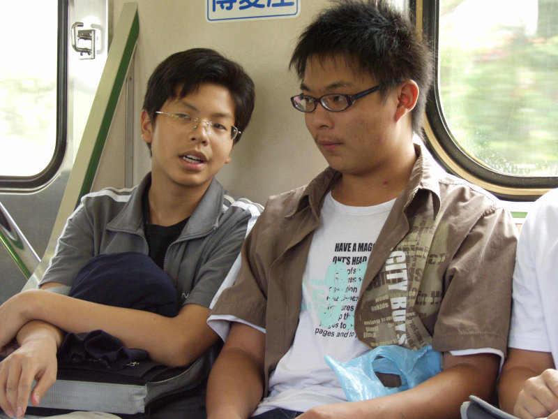 台灣鐵路旅遊攝影電車-區間車交談的旅客2006攝影照片407