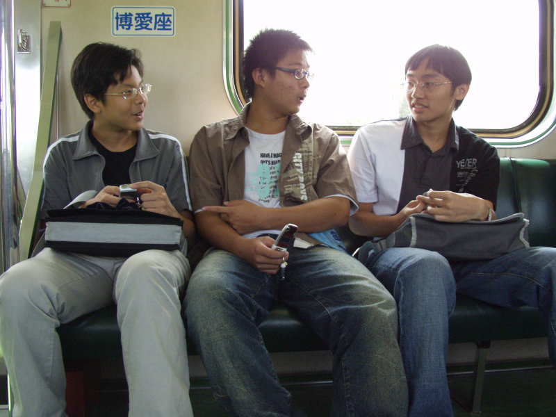 台灣鐵路旅遊攝影電車-區間車交談的旅客2006攝影照片411