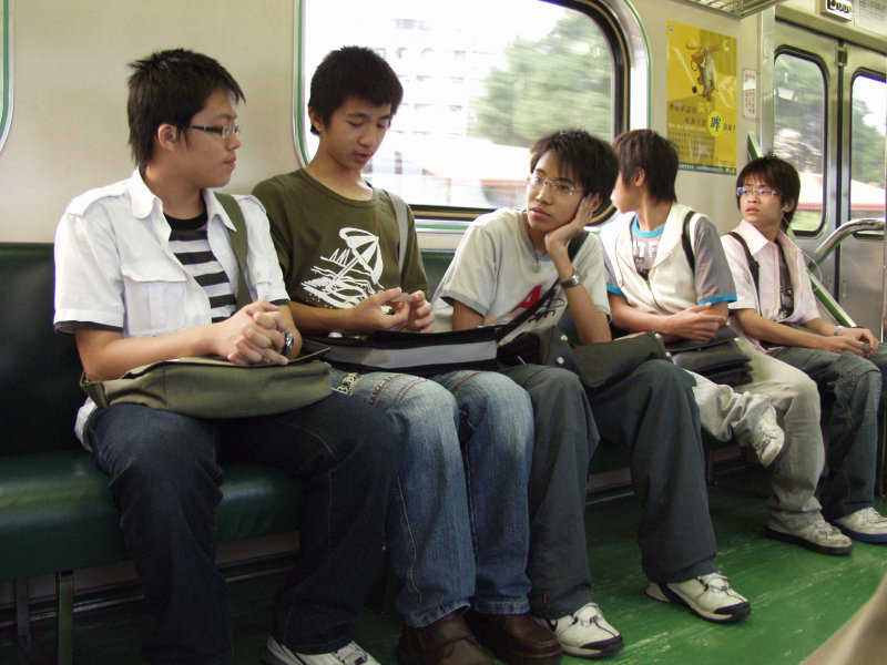 台灣鐵路旅遊攝影電車-區間車交談的旅客2006攝影照片425