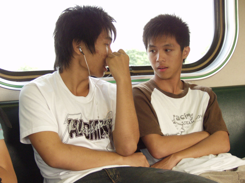 台灣鐵路旅遊攝影電車-區間車交談的旅客2006攝影照片450