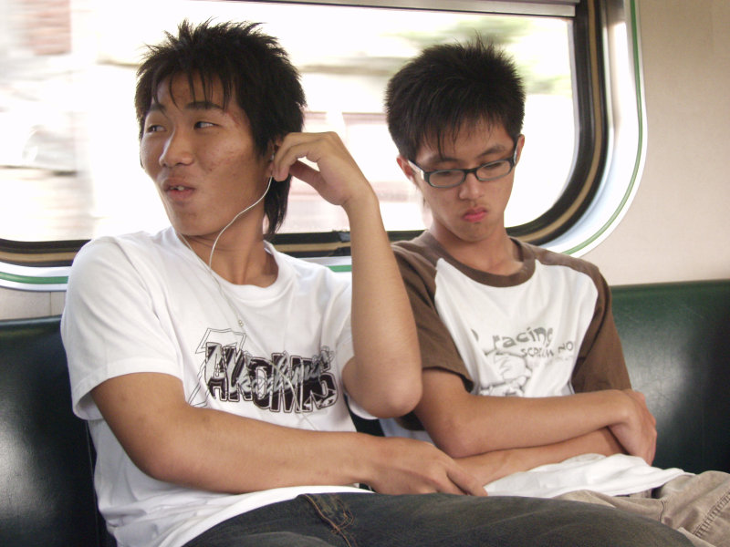 台灣鐵路旅遊攝影電車-區間車交談的旅客2006攝影照片454