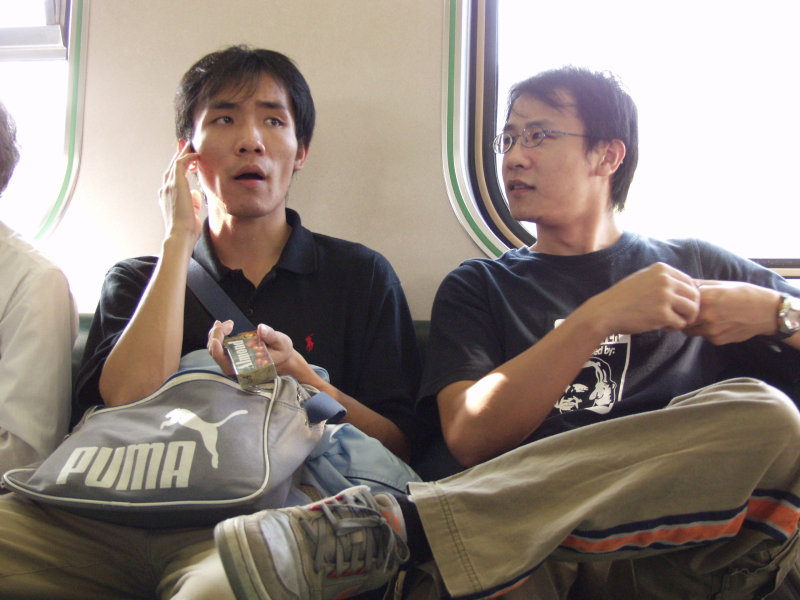 台灣鐵路旅遊攝影電車-區間車交談的旅客2006攝影照片456