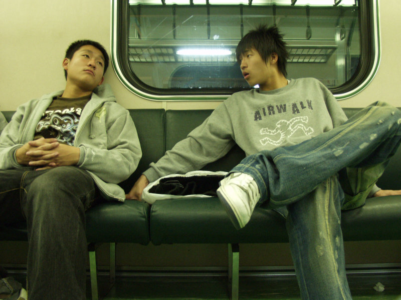 台灣鐵路旅遊攝影電車-區間車交談的旅客2006攝影照片460