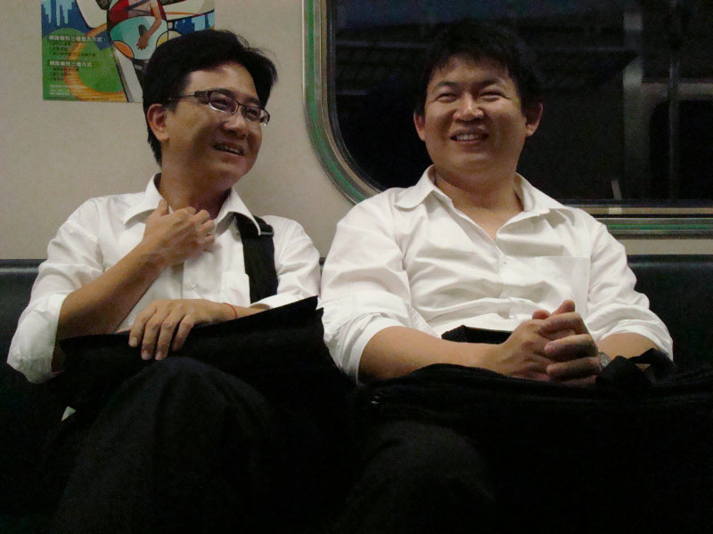 台灣鐵路旅遊攝影電車-區間車交談的旅客2007攝影照片40