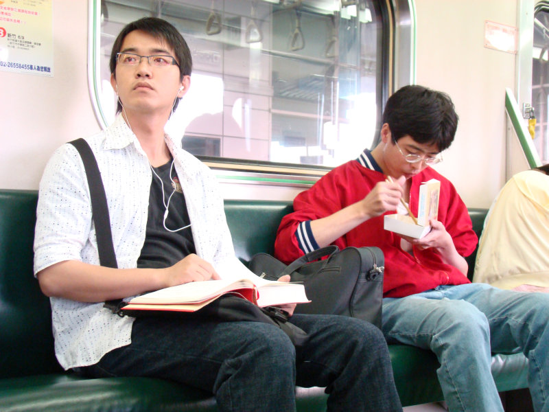 台灣鐵路旅遊攝影電車-區間車交談的旅客2007攝影照片46
