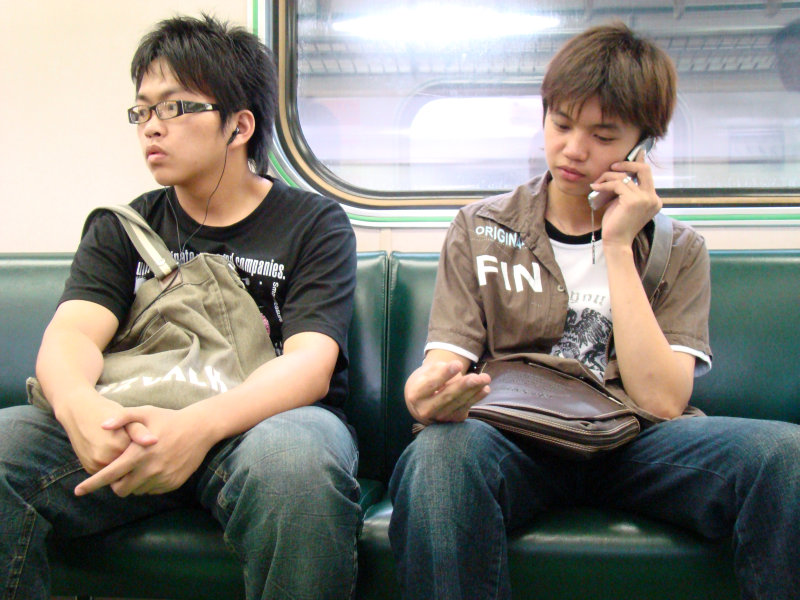 台灣鐵路旅遊攝影電車-區間車交談的旅客2007攝影照片53