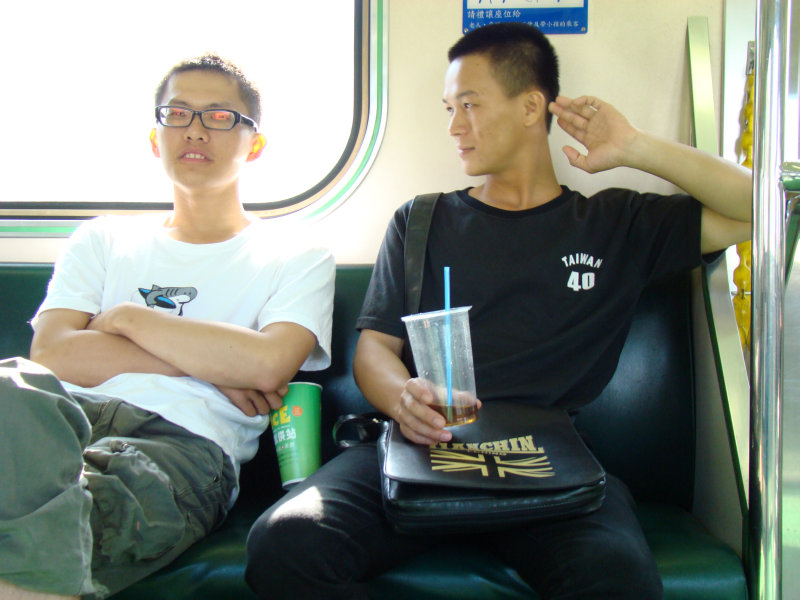 台灣鐵路旅遊攝影電車-區間車交談的旅客2007攝影照片86