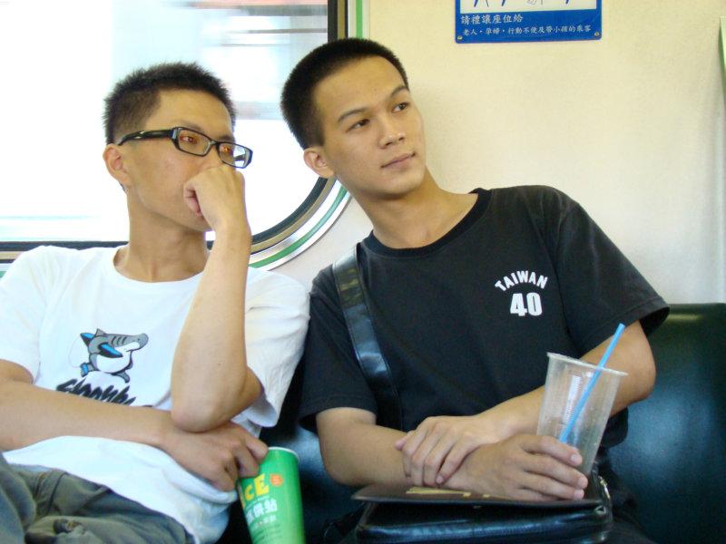 台灣鐵路旅遊攝影電車-區間車交談的旅客2007攝影照片91