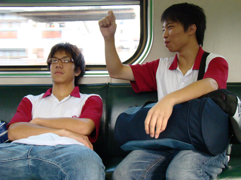 台灣鐵路旅遊攝影電車-區間車交談的旅客2007攝影照片122