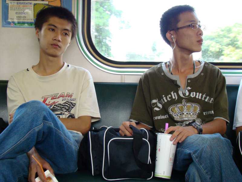 台灣鐵路旅遊攝影電車-區間車交談的旅客2007攝影照片167