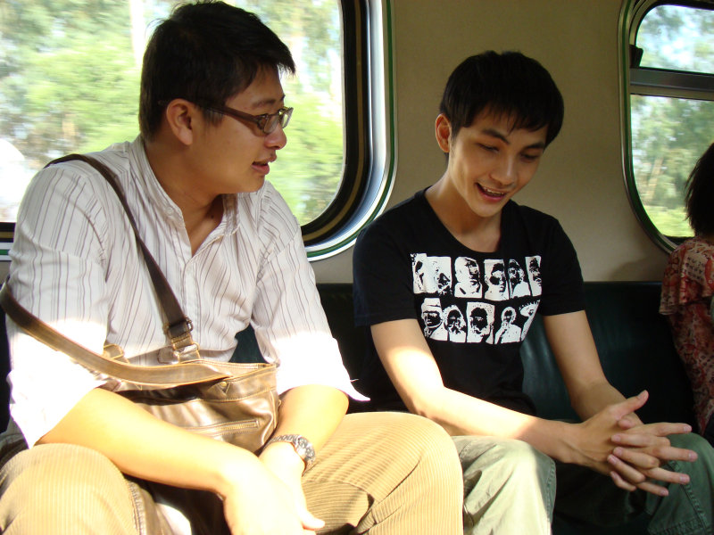 台灣鐵路旅遊攝影電車-區間車交談的旅客2007攝影照片175
