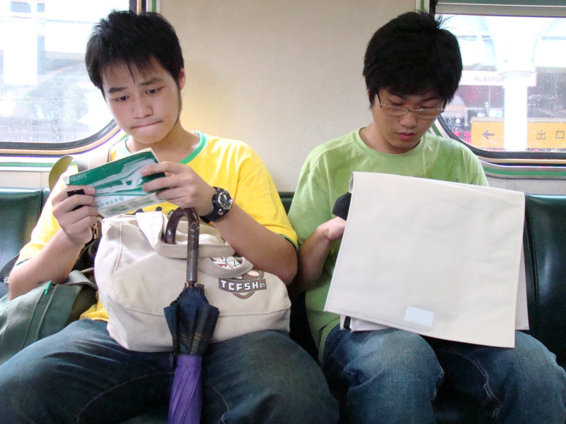 台灣鐵路旅遊攝影電車-區間車交談的旅客2007攝影照片180