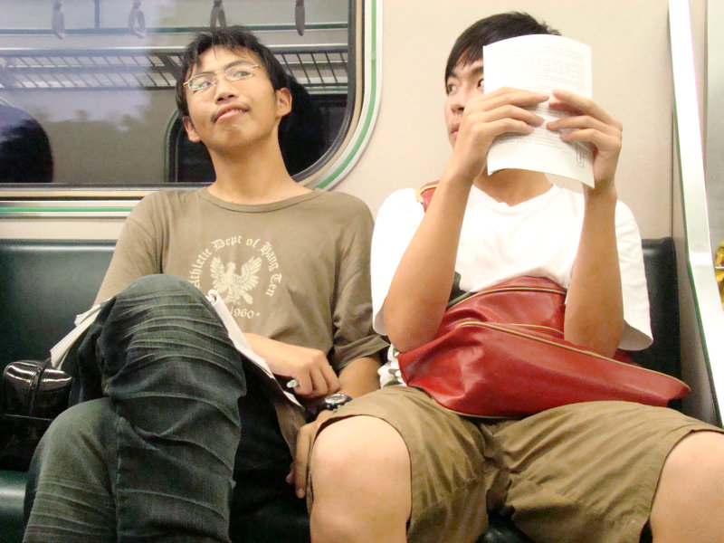 台灣鐵路旅遊攝影電車-區間車交談的旅客2007攝影照片229
