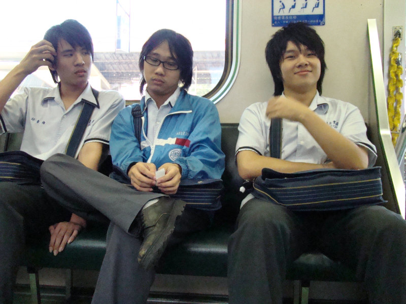 台灣鐵路旅遊攝影電車-區間車交談的旅客2007攝影照片242