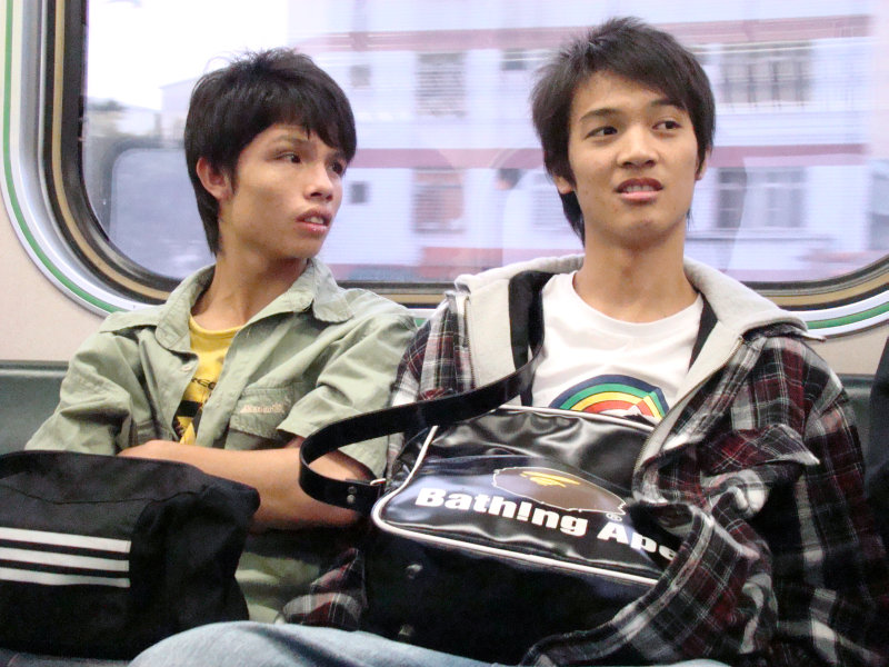 台灣鐵路旅遊攝影電車-區間車交談的旅客2007攝影照片252