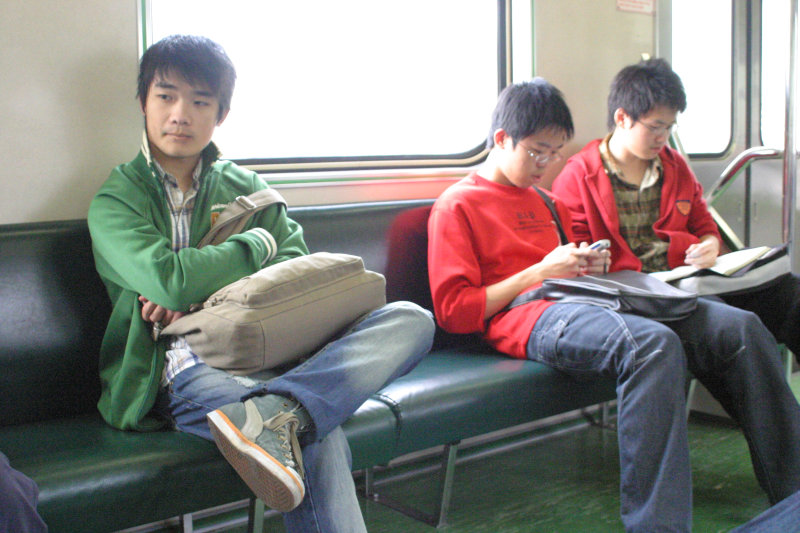 台灣鐵路旅遊攝影電車-區間車交談的旅客2007攝影照片281