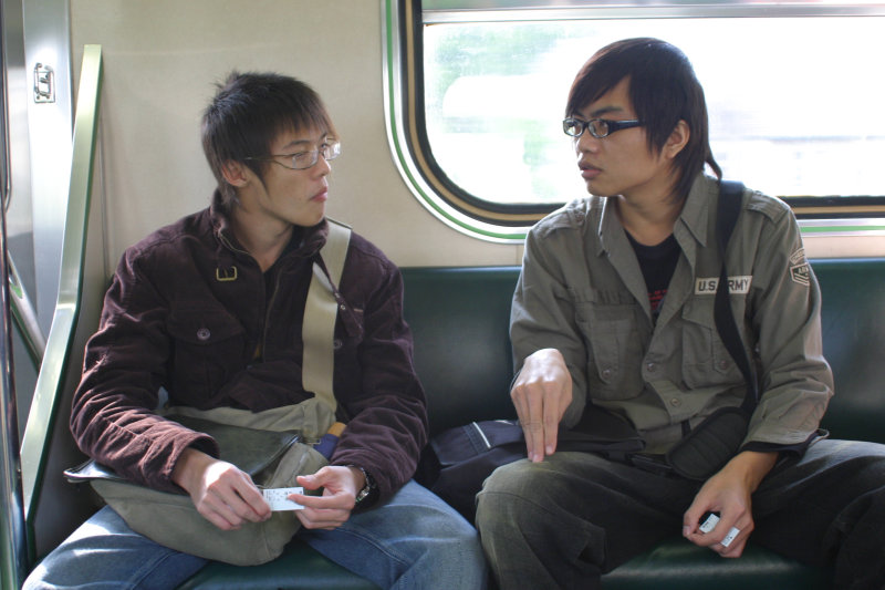 台灣鐵路旅遊攝影電車-區間車交談的旅客2007攝影照片296