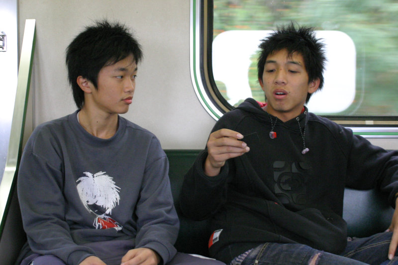 台灣鐵路旅遊攝影電車-區間車交談的旅客2007攝影照片302
