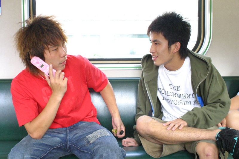 台灣鐵路旅遊攝影電車-區間車交談的旅客2007攝影照片314