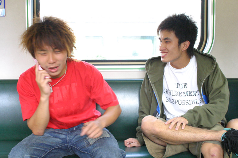 台灣鐵路旅遊攝影電車-區間車交談的旅客2007攝影照片315
